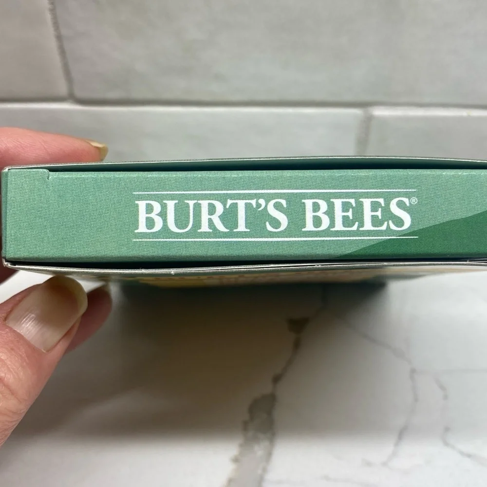 NIB‎ Burt's Bees Holiday Jingle Balms Gift Set 4